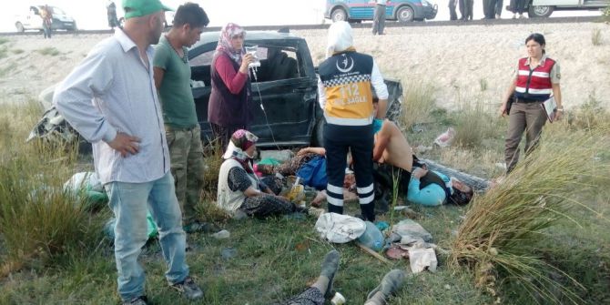 Tarım İşçilerini Taşıyan Kamyonet Takla Attı: 2 Ölü, 7 Yaralı