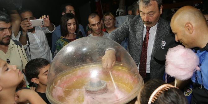 Emniyet Müdürü Osman Ak, Çocuklara Pamuk Şekeri Yapıp Dağıttı