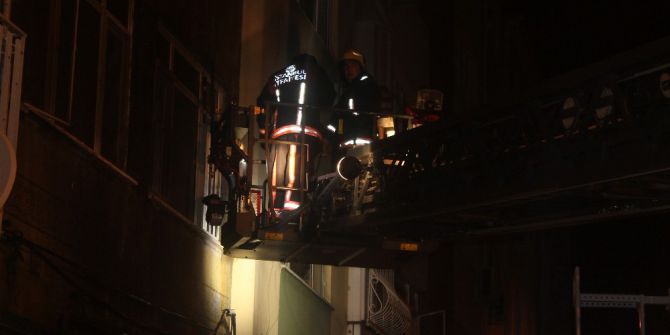Bakırköy’de Bir Apartmanda Çıkan Yangında 1 Kişi Yaralanırken 2 Kişi İse Dumandan Etkilendi