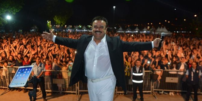 Sanatçı Bülent Sertaş, Sahne Direğine Çıkıp Şarkı Söyledi