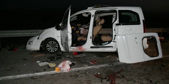 Hafif Ticari Araç Kamyona Çarptı: 3 Ölü