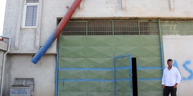 Eşi Yorulmasın Diye Evine "Çöp Boru Hattı" Kurdu