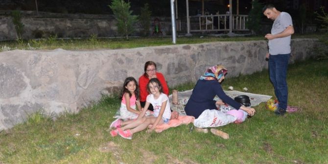 Melikgazililer Sıcak Yaz Akşamlarında Parkları Tercih Ediyor