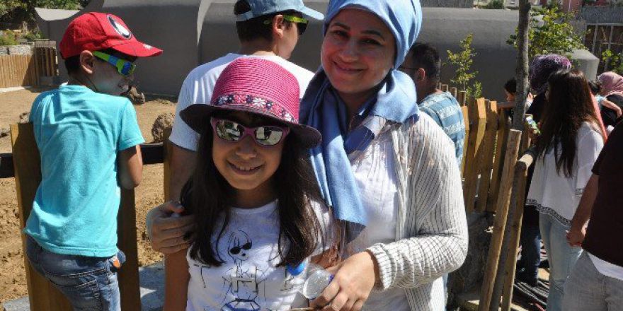 Türkiye’nin İlk Zırhlı Gergedanı Samir’e Yoğun İlgi