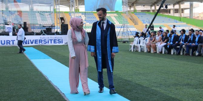 Mezuniyet Törenine Damga Vuran Evlenme Teklifi