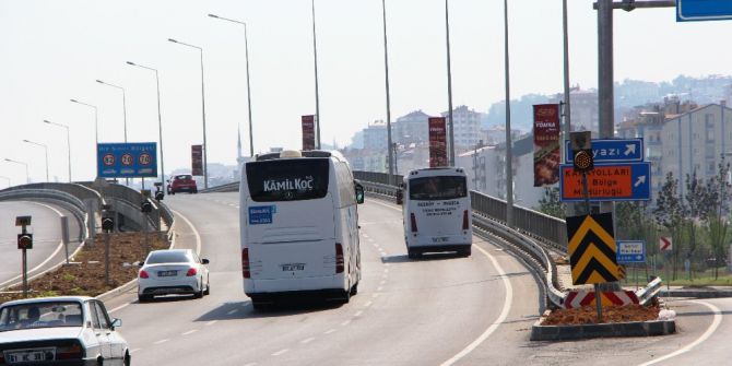 Sahil Yolu Üzerinde Bulunan Reklam Afişleri Sürücülerin Dikkatini Dağıtıyor