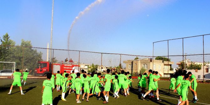 İtfaiye Bu Kez Yangını Değil Sporcuları Soğuttu