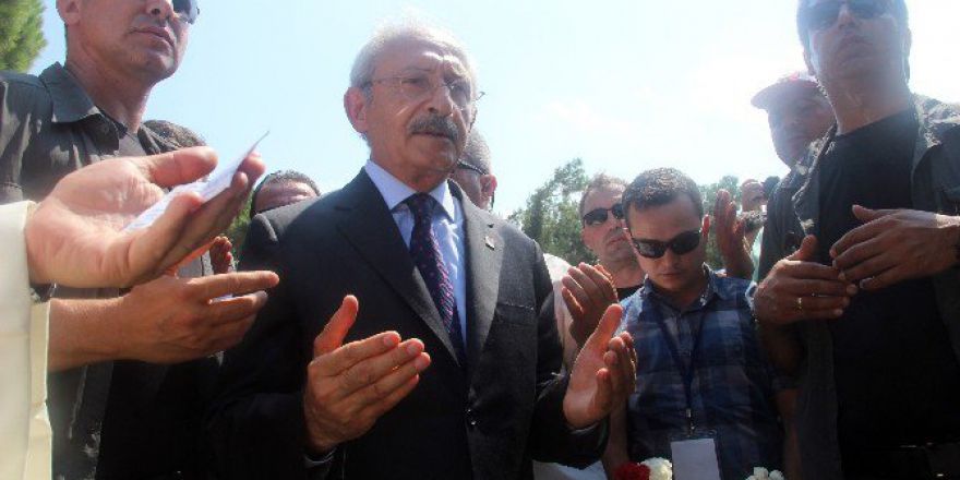 Kılıçdaroğlu Şehitlikte Dua Etti