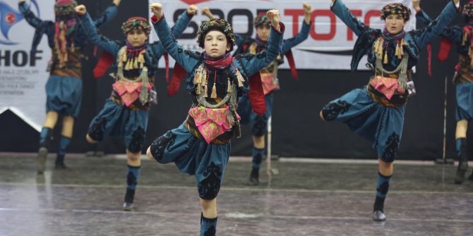 Halk Oyunları Ekibi Birincilik Yolunda