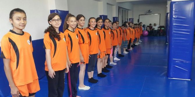 Simav’da Yaz Okuluna Forma Desteği