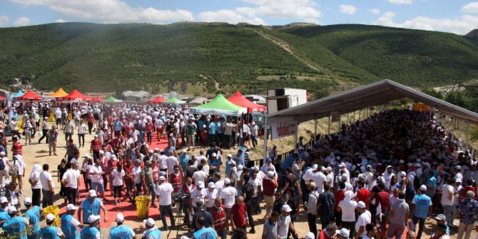 Kılıçdaroğlu’nun Mola Yerinde Dağı Taşı Kırmızı Halıyla Kapladılar