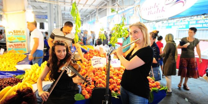Pazarda, Saklandıkları Tezgahlardan Çıkıp Klasik Müzik Yaptılar