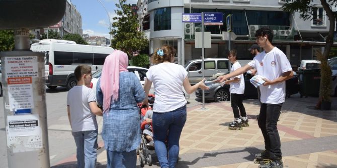 Festival Davetini Patenciler Dağıttı