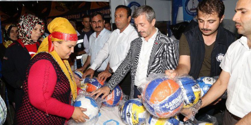 Şahinbey Demokrasi Nöbeti Tutanlara Top Dağıttı