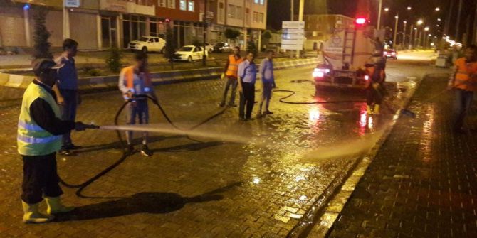 Çaldıran Belediyesinden Sabunlu Suyla Yol Yıkama