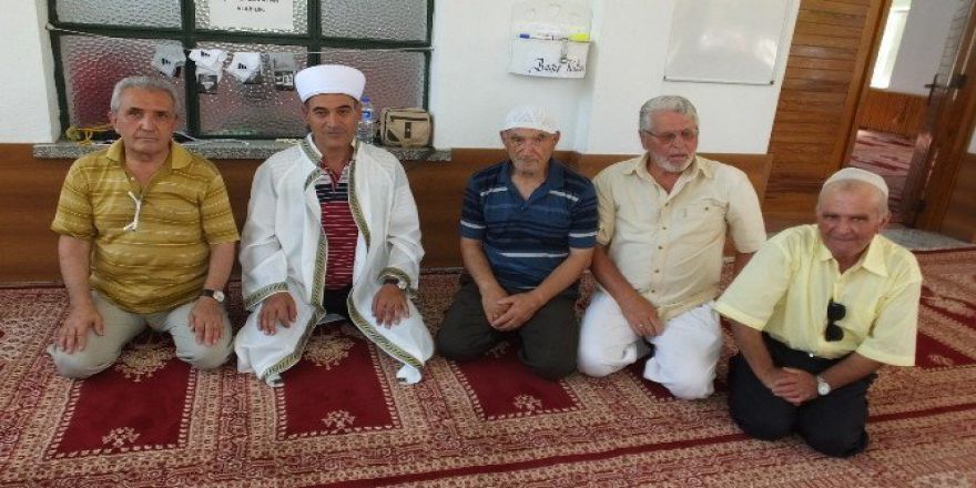 Burhaniye Ören Cami’nde Ücretsiz Çorap Uygulaması İlgi Gördü