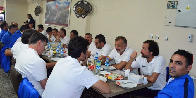 Teknik Direktörlere Cağ Kebap Jesti