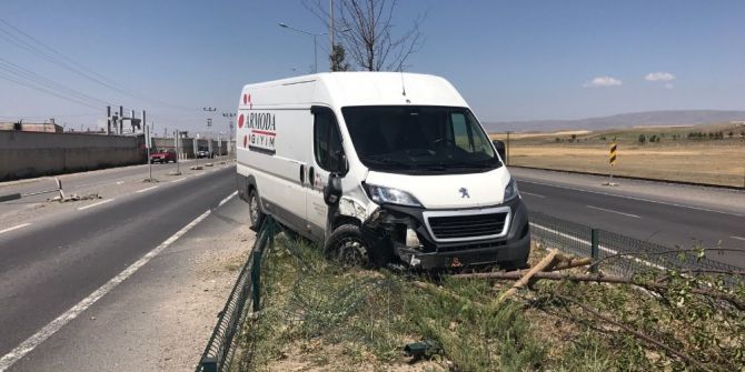 Horasan’da Minibüs Orta Refüje Çıktı