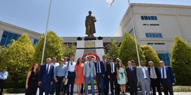 Kaleiçi Old Town Heyeti Atatürk Anıtı’na Çelenk Sundu