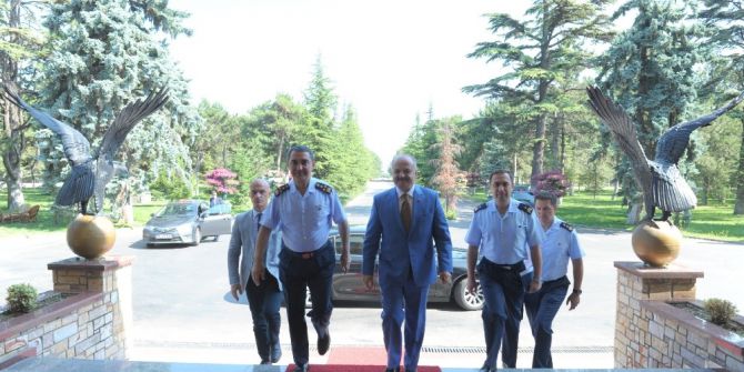 Vali Çakacak, Komutan Küçükakyüz’e İade-i Ziyarette Bulundu