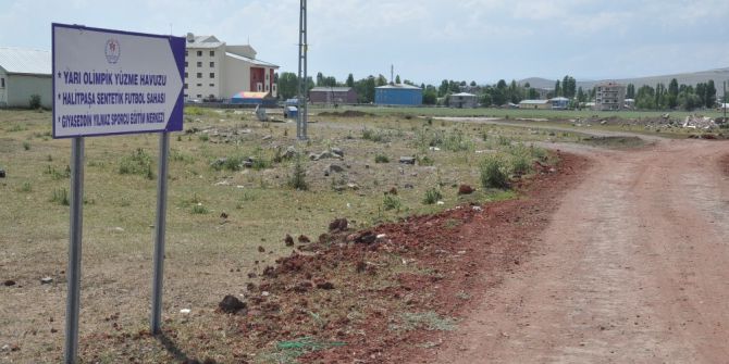 Kars’ta 1,5 Milyon Tl.’lik Olimpik Havuz Var, Havuzun Yolu Yok