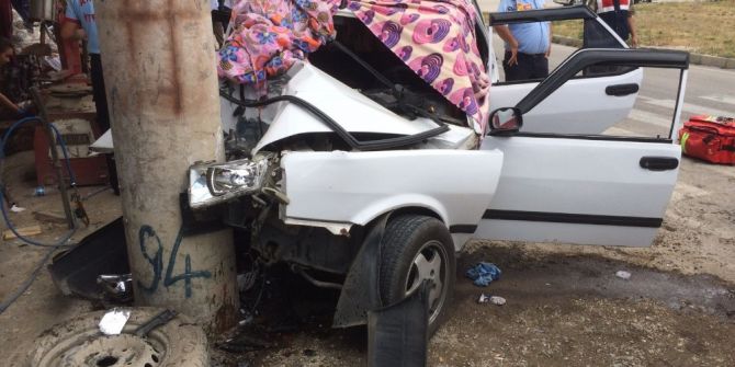 Suriyelilerin İçindeki Otomobil Direğe Çarptı: 1 Ölü, 8 Yaralı