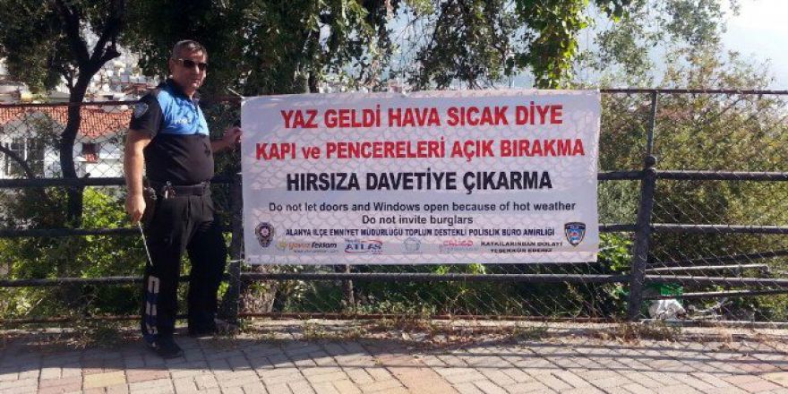 Polisten Sıcağa Karşı Pankartlı ’Hırsız’ Uyarısı: