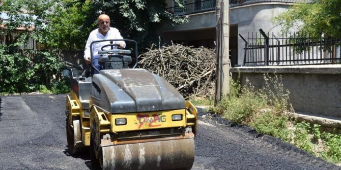 Bu İlçede Belediye Başkanı Asfaltı Kendisi Döküyor