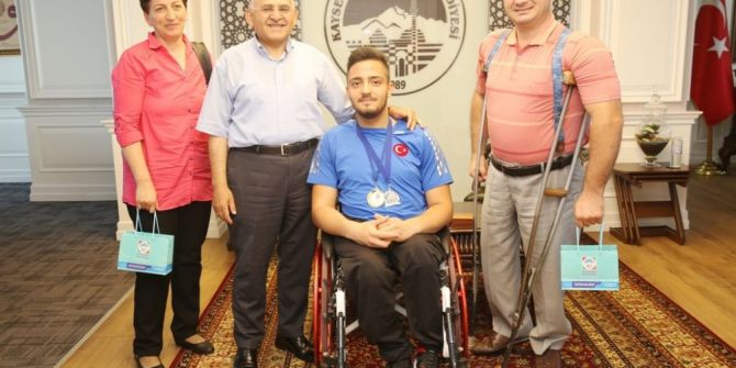 Engelli Milli Basketbolcu Burak Şen Başkan Büyükkılıç’ı Ziyaret Etti