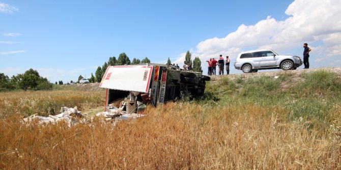 Yemek Kamyoneti Tarlaya Devrildi: 1 Ölü, 4 Yaralı