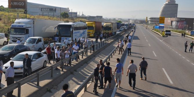 Tır Mobese Direklerini Devirdi Bursa Ankara Karayolu Kapandı