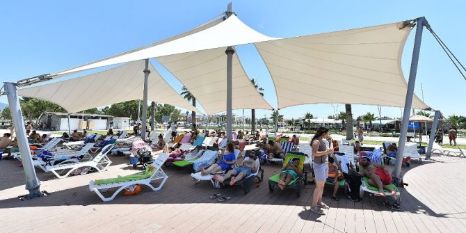 Urla Kum Denizi Plajı Dolup Taşıyor