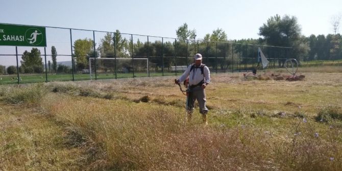 Hisarcık Futbol Sahasında Yabani Ot Temizliği