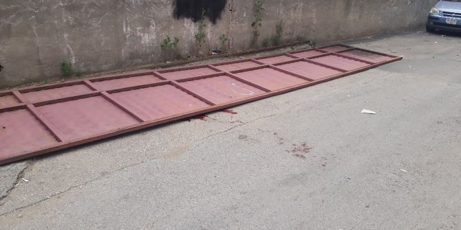 Küçük Çocuk 7.5 Metrelik Demir Kapının Altında Kalıp Öldü