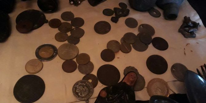 Bulduğu Tarihi Top Mermisini Keserken Patlamada Ölen Adamın Evinden Onlarca Tarihi Eser Çıktı