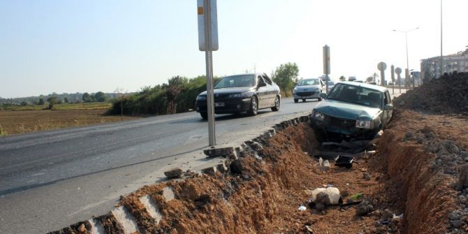 Dikkatsiz Sürücü Çukura Uçtu
