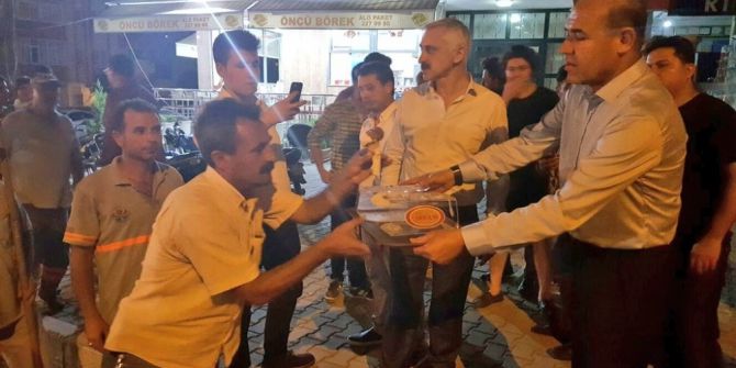 Asfalt İşçilerinin Gece Mesaisinde Dondurma İkramı