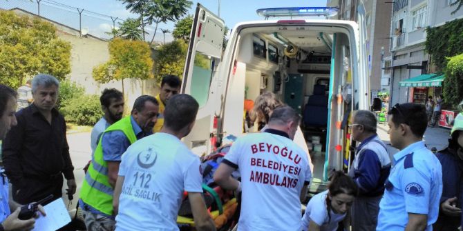 Beyoğlu’nda İnşaatı Süren Bir Otelde Merdivenden Düşen İşçi Ağır Yaralandı