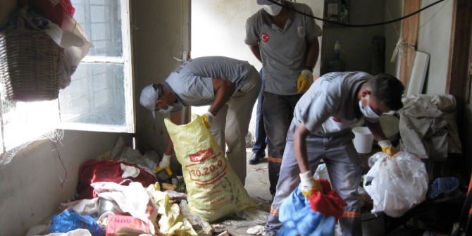 Tarsus’ta Çöp Yığınına Dönen Ev Boşaltıldı