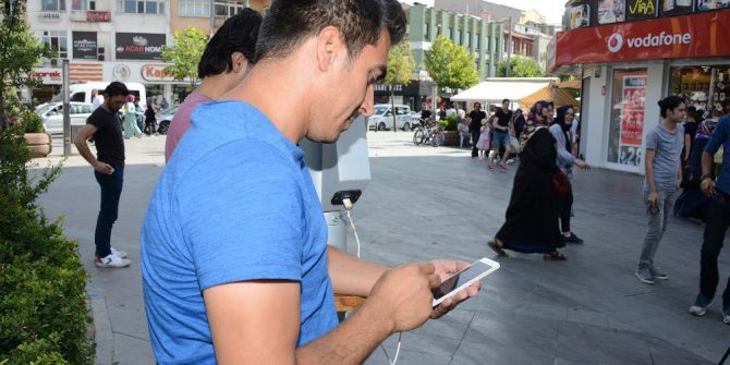 Konya Büyükşehirden Halka Açık Alanlarda Ücretsiz İnternet