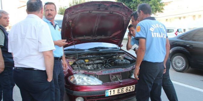 Seyir Halindeki Otomobilden Çıkan Dumanlar Paniğe Neden Oldu
