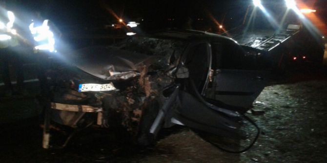 Seyir Halindeki Traktöre Çarpan Otomobil Sürücüsü Ağır Yaralandı