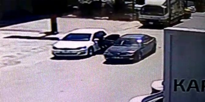 10 Saniyede Otomobilde Bulunan 55 Bin Lirayı Çaldılar