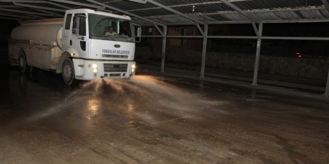 Toroslar’da Pazar Yerlerinde Gece Mesaisi