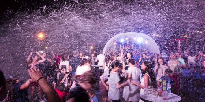 Kuşadası’nda Tatil Yapan İranlı Turistler Eğlencede Sınır Tanımadı