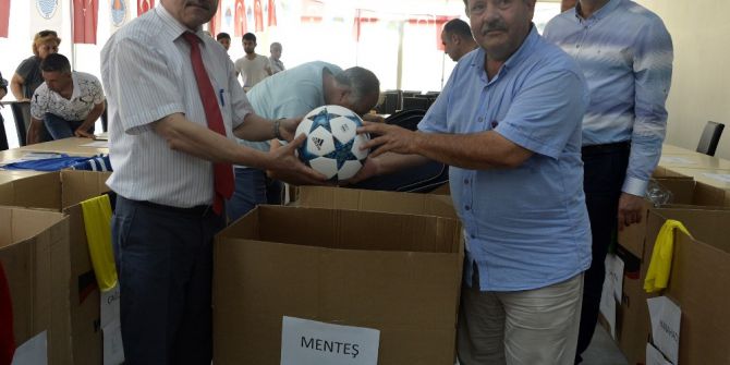 Fındıkpınarı Futbol Turnuvası Öncesi Takımlara Malzemeleri Dağıtıldı