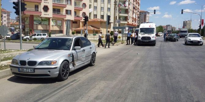 İki Otomobil Çarpıştı: 5 Yaralı