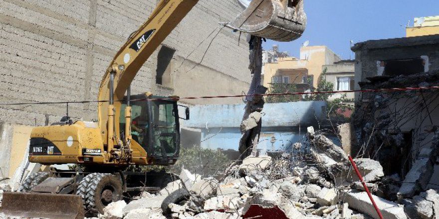 Akdeniz Belediyesi, Metruk Binaların Yıkımını Sürdürüyor