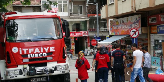 Eşya Taşıyan Genç Asansörde Mahsur Kaldı