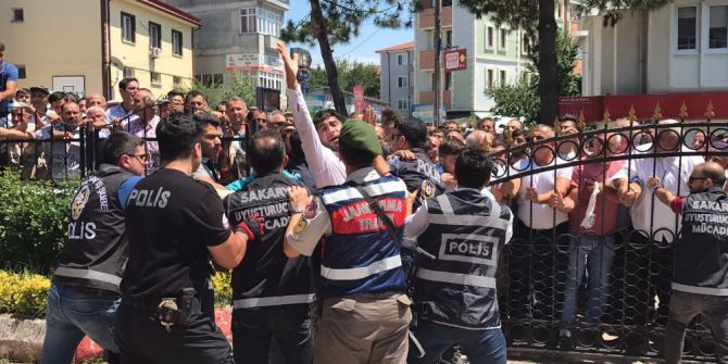 Kaynarca Adliyesi Önünde Gerginlik